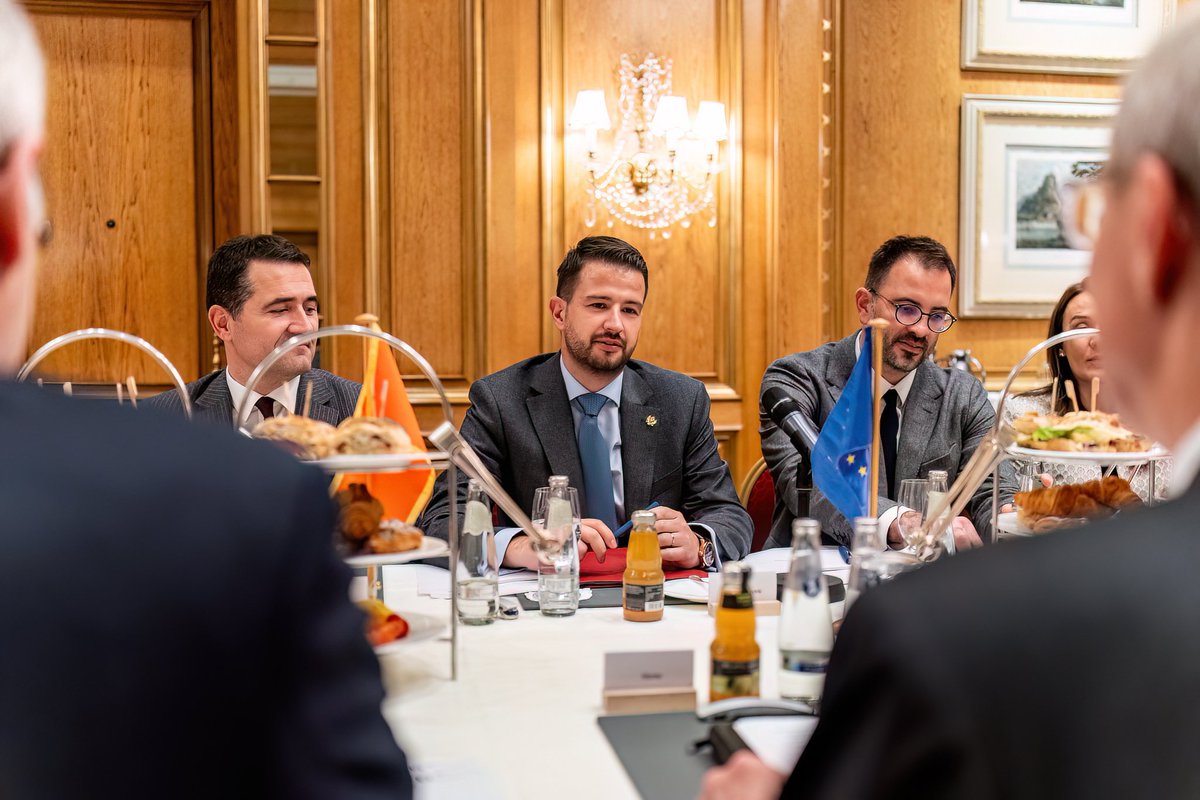 Zvaničnu posjetu Saveznoj Repubici Njemačkoj, na poziv predsjednika 🇩🇪 Frank- Valtera Štajnmajera, započeo sam sastankom sa predstavnicima Istočnog odbora njemačke privrede, na temu jačanja ekonomske saradnje između dvije države. 📈
1/3