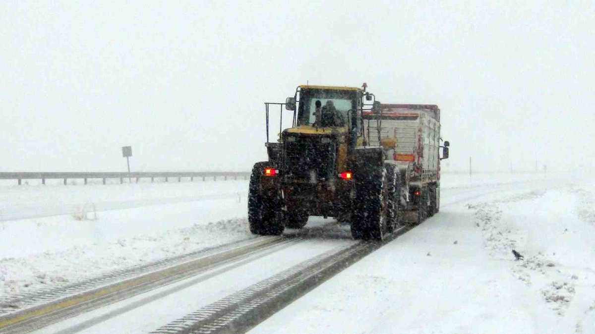 Kars’ta aniden bastıran kar ve tipi ulaşımı felç etti. Kars-Digor-Iğdır karayolunda kar ve tipi ile birlikte yaşanan buzlanma nedeniyle çok sayıda araç mahsur kaldı.