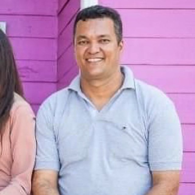 karinamichelin's tweet photo. 🚨🚨🚨

Preso político morre na Papuda 

Cleriston Pereira Cunha, 45 anos, conhecido como “Clezão do Ramalho”, morreu no Complexo Penitenciário da Papuda. Foi preso no dia 8 de janeiro por estar dentro do prédio que foi invadido, onde estava se protegendo dos ataques com bombas e tiros com bala de borracha. 

Clezão deveria ter sido solto no dia 01 de setembro de 2023, uma vez que a Procuradoria Geral da República havia revogado sua prisão, conforme documento dessa data, assinado pelo subprocurador geral da República, Carlos Frederico Santos. 

O sub-procurador Carlos Frederico dos Santos afirmou em parecer que “não mais se justifica a segregação cautelar, seja para a garantia da ordem pública, seja para conveniência da instrução criminal, especialmente considerando a ausência de risco de interferência na coleta de [provas]”.

Clezão foi negligenciado dentro da prisão, já acusava dores no peito dias antes, mas não foi tratado com o devido cuidado e atenção. Segundo relatos, ele passou mal no pátio do presídio e foi socorrido pelo Dr. Frederico, outro preso político que também enfrenta acusações do 8 de janeiro. 

O advogado de Cleriston, já havia pedido prisão domiciliar,  em janeiro de 2023 - quando ele provou os riscos de morte, mas seu pedido foi ignorado. 

Cleriston Pereira da Cunha, deixa duas filhas e esposa. Um homem que teve sua prisão revogada há mais de dois meses, morreu no lugar que ele não deveria estar - da forma mais cruel e desumana. 

Clezão, é a primeira vitima fatal da ditadura brasileira. 
Que Deus console os corações da família.