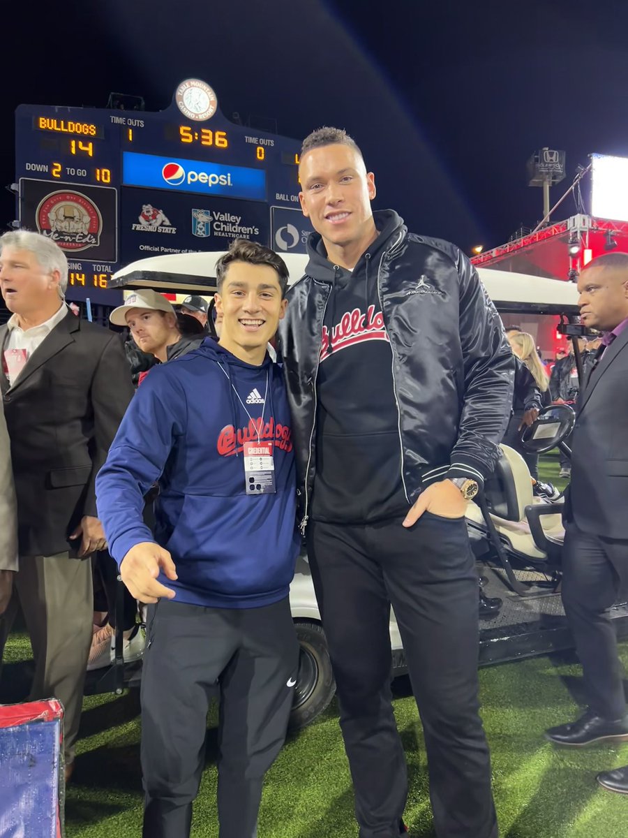 calaugs's tweet photo. Anytime a future Hall of Famer points at your camera, you HAVE to get a picture with him😮‍💨 https://t.co/CV38AWYqQt