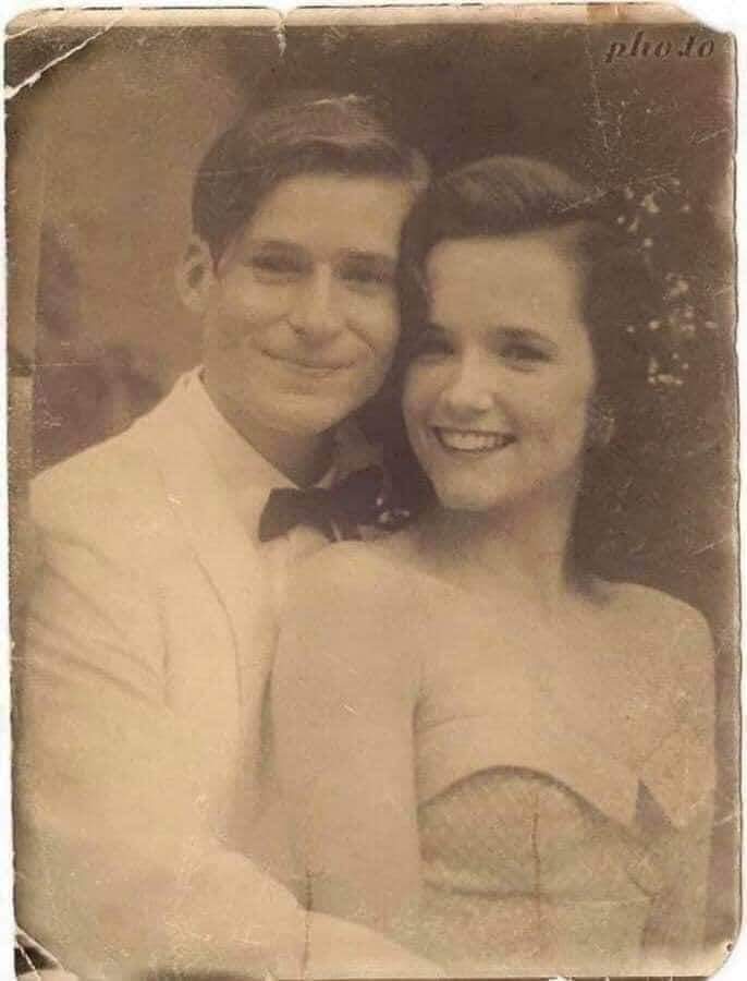 ArturoRojillo's tweet photo. Podrían ayudar a encontrar a mis abuelos perdídos, solo tengo está foto antigua, muchas gracias!.. https://t.co/m9SRXlDZla