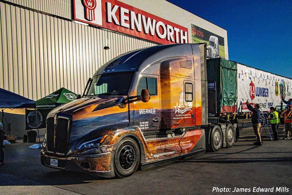 KenworthTruckCo's tweet photo. The Kenworth T680 Signature Edition, operated by Werner Enterprises drivers Tim Dean and Jesus Davila, stopped at the Kenworth Chillicothe plant: https://t.co/0rLXKV9O7g
#Kenworth #T680Signature #TheDriversTruck #PeoplesTree #USCapitolChristmasTree2023 @WernerEnt_ https://t.co/28l3BrWpiN