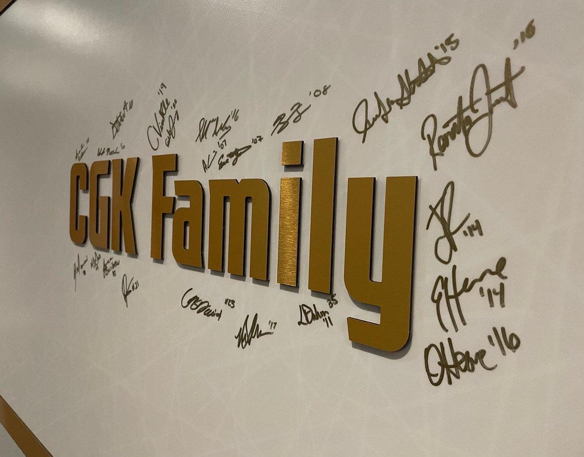 ClarksonWHockey's tweet photo. Our heart = happy 
So amazing to see members of our CGK Family back at Cheel signing our alumni wall💚💛 
#CGKfam #Knighthood #TheEducatedDecision #LetsGoTech https://t.co/UuTfdvXO1G