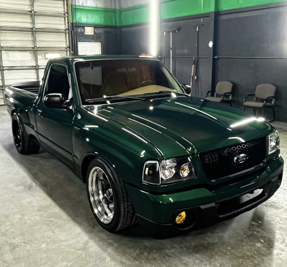 CBJMerkle's tweet photo. My buddy's V8 Ranger just got ceramic coated, and it makes me feel feelings. https://t.co/9TuuaNJfhY