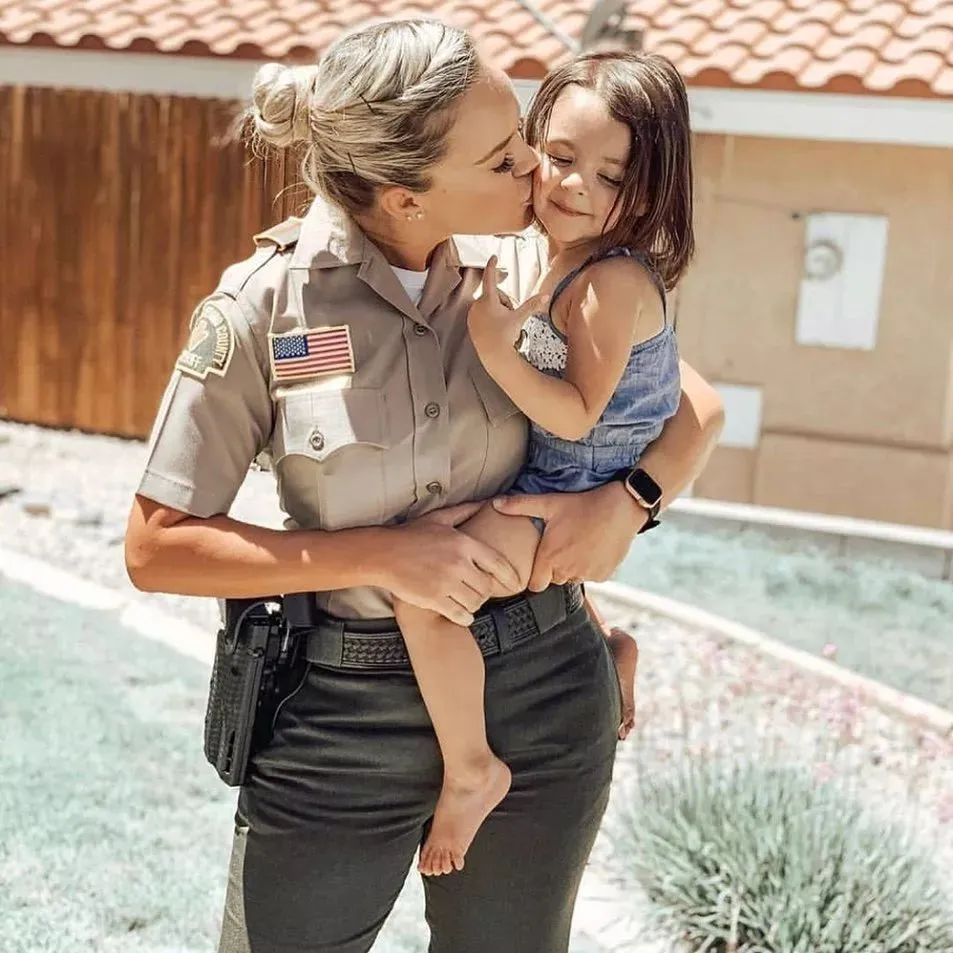 VeteranSupport7's tweet photo. “Never get so busy making a living that you forget to make a life 💙”
.
.
#police #policeofficer #ladycop #copslivesmatter #femalecops #futurepoliceofficer #supportcops #policelivesmatter💙 https://t.co/Fa8NfechGp