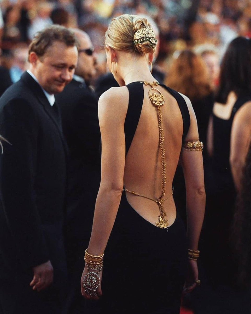 theclassaholic's tweet photo. Cate Blanchett in a Jean Paul Gaultier backless dress at the Oscars, 2000. https://t.co/ghgflaf8wv