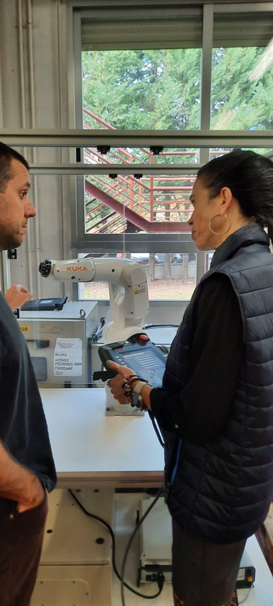 Erosi berri den bi KUKA KR4 robotetako bat abian jartzen, gelan erabiltzeko, orain eskuragarri dauden Fanuc, ABB eta URekin batera.
@kukaglobal
@fanuciberia
@abbgroup
<a href="/universalrobots/">Universal robotic</a>