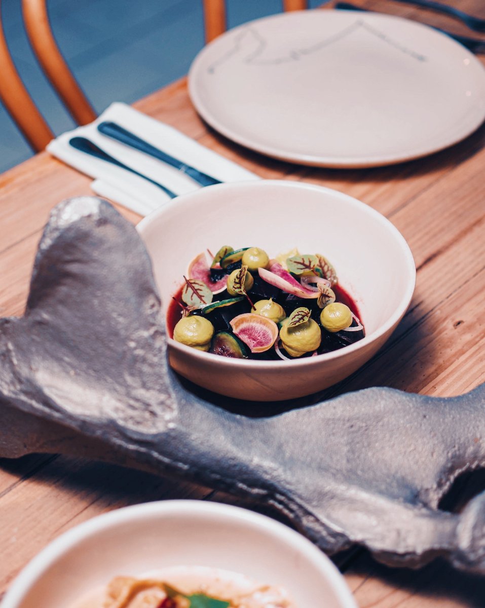 HuesoRestaurant's tweet photo. Aguachile de betabel tatemado, pepino persa, rondel de cebolla cambray y puntos de puré de aguacate 🍃 https://t.co/2HraDlnJ3n
