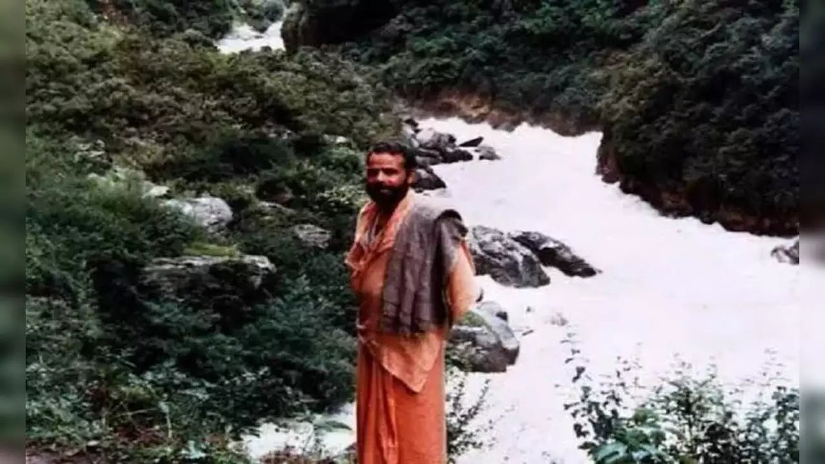 BesuraTaansane's tweet photo. 57 years ago on this tithi of Gopashtami - Indira ordered firing on 1000s of Hindu sadhus who were participating in the Gauraksha Abhiyan outside Parliament  

She was cursed by Swami Karpatri Maharaj that a man who has done penance in Himalayas will occupy this same Parliament & destroy CONg vichaardhara

His curse came true on May 26, 2014 when Modiji became PM 🙏