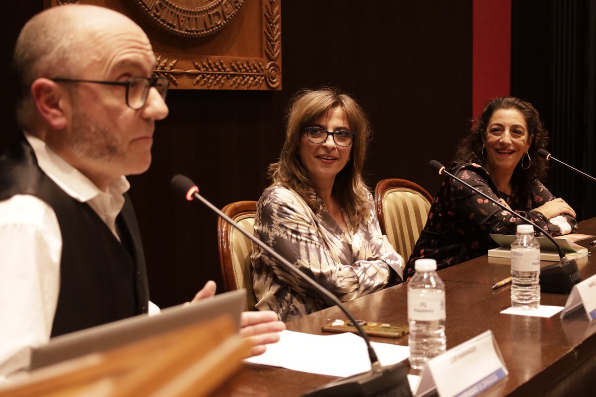 'No podría estar más contenta', de Pregunta Ediciones, es el libro que se ha presentado esta tarde, con una aula magna llena a reventar.
Cómpralo, no te lo pierdas, y échate las risas que te mereces con este libro de factura aragonesa por los cuatro costados.