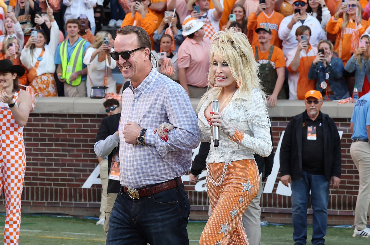 talkincountry23's tweet photo. UT fans were surprised when UT graduate Peyton Manning escorted East Tennessee’s beloved icon Dolly Parton onto the field during the University of Tennessee vs. the Georgia Bulldogs game at Neyland Stadium.
#DollyParton #PeytonManning  #NeylandStadium #weretalkingcountry #TNVols https://t.co/fbJ7VzxSoY