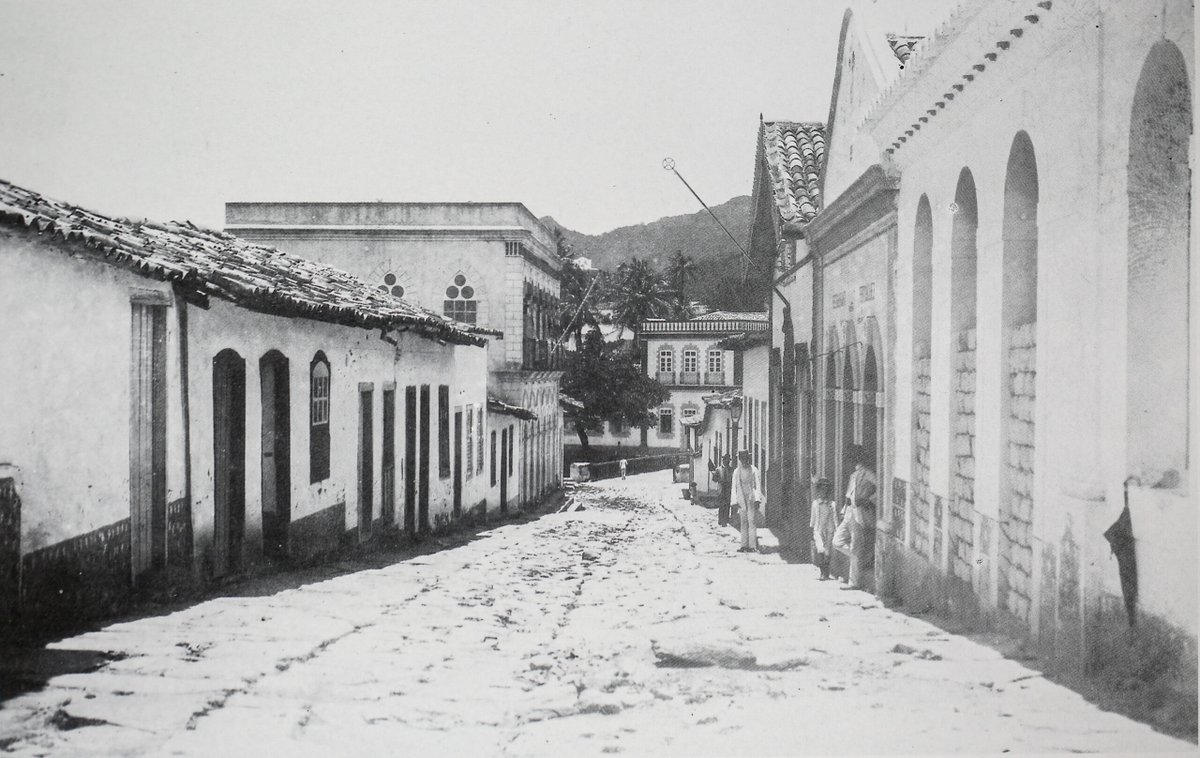 GercyleyBatista's tweet photo. Em outro momento menos efervescente da Rua Couto de Magalhães, na Cidade de Goiás, ainda nos anos 1914, com imagem registrada por Joaquim Craveiro. https://t.co/LRxil30rZh