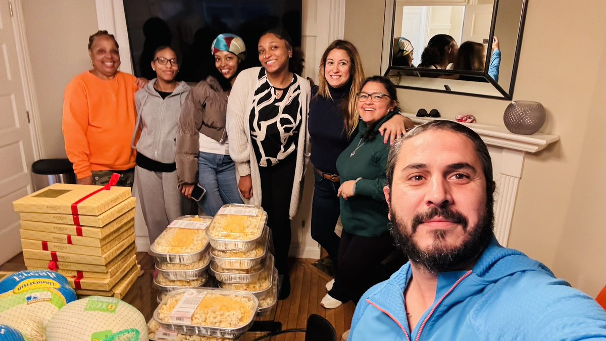 ROIG_DC's tweet image. #thanksgiving2023 celebrations started today with the RC team! @MarianaRoig distributed Turkeys to our team working at the office today. We might run out  @Gigibroig and the rest of the team working from home today😱 #Thanksgiving #community