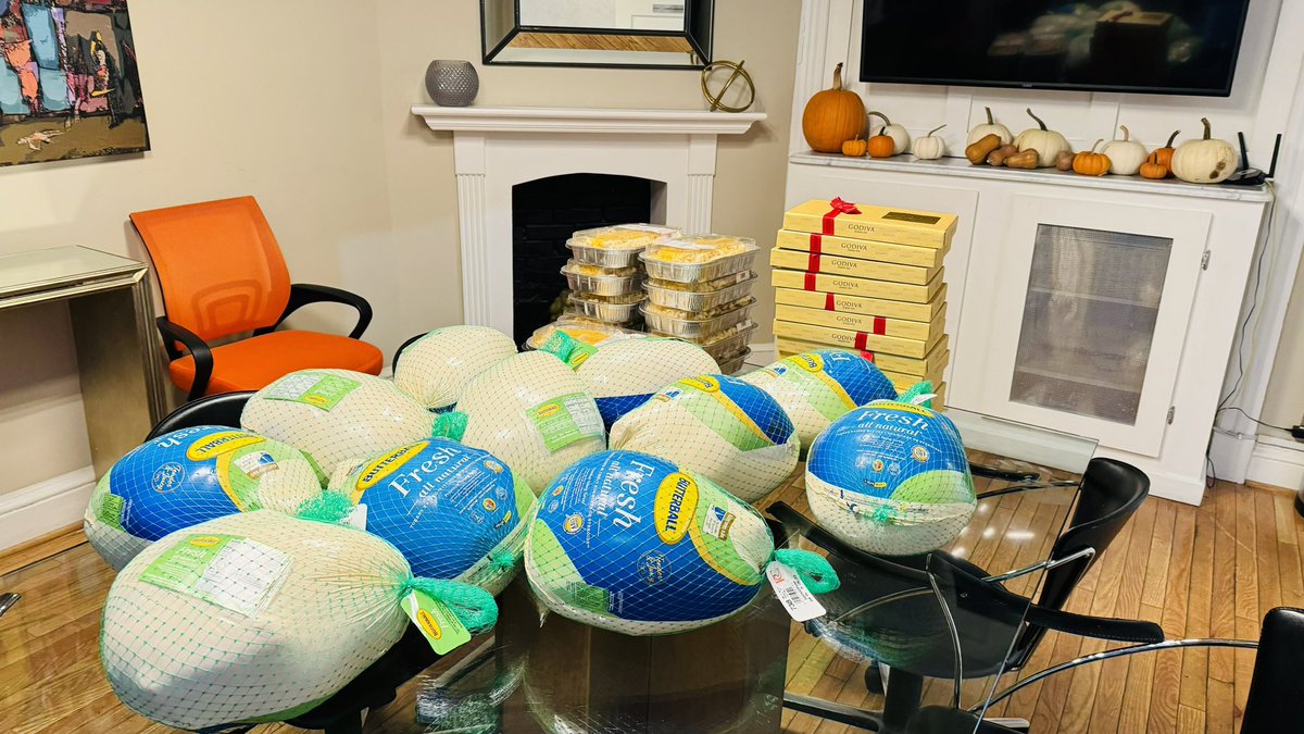 ROIG_DC's tweet image. #thanksgiving2023 celebrations started today with the RC team! @MarianaRoig distributed Turkeys to our team working at the office today. We might run out  @Gigibroig and the rest of the team working from home today😱 #Thanksgiving #community