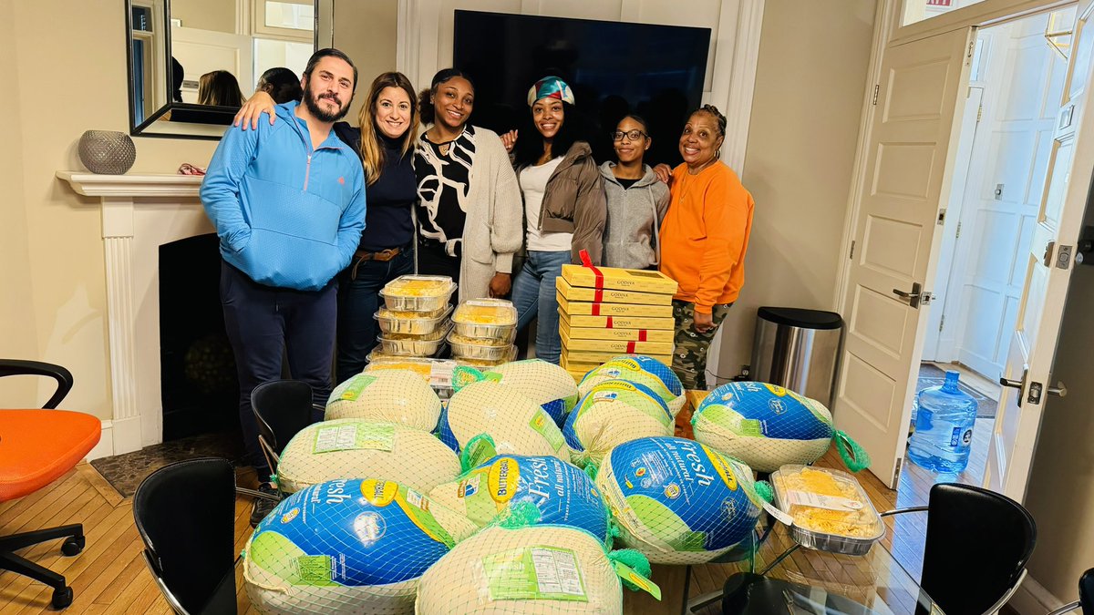 ROIG_DC's tweet image. #thanksgiving2023 celebrations started today with the RC team! @MarianaRoig distributed Turkeys to our team working at the office today. We might run out  @Gigibroig and the rest of the team working from home today😱 #Thanksgiving #community