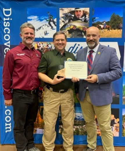 Doña Ana County Emergency Manager Honored Amongst the Best in New Mexico! donaanacounty.org/Home/Component… 

#EmergencyManagement #Professionals #AwardPresentation #DACoem