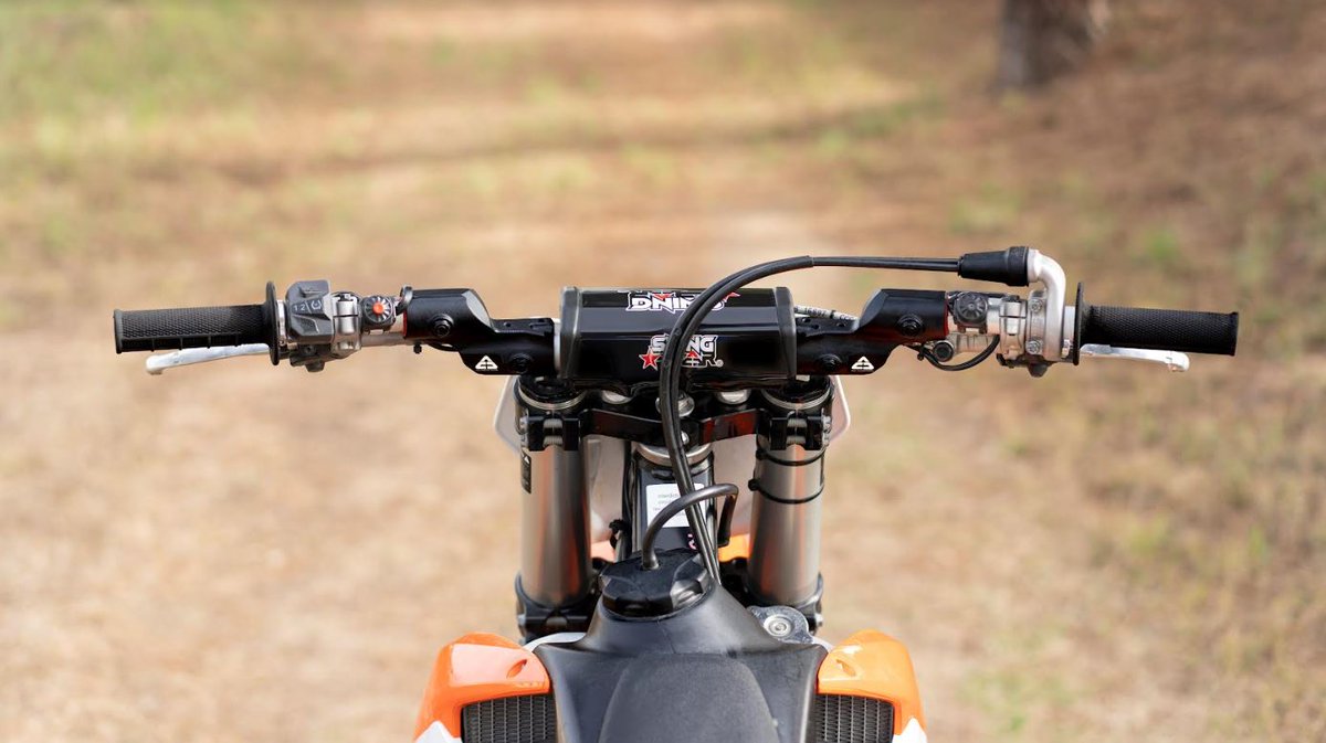 motocrossvice's tweet photo. 💥EXCITE // ACD RACING PARTS introduces the Swingbar: a new generation handlebar using the latest technology and aeronautical material. https://t.co/ZQki3Hvcxd
#moto #mx #mxgp #mx2 #mxon #amasx #wsx #dirtbikes #supercross #motocross #acd #swingbar #mxvice https://t.co/7H2AicVMcG