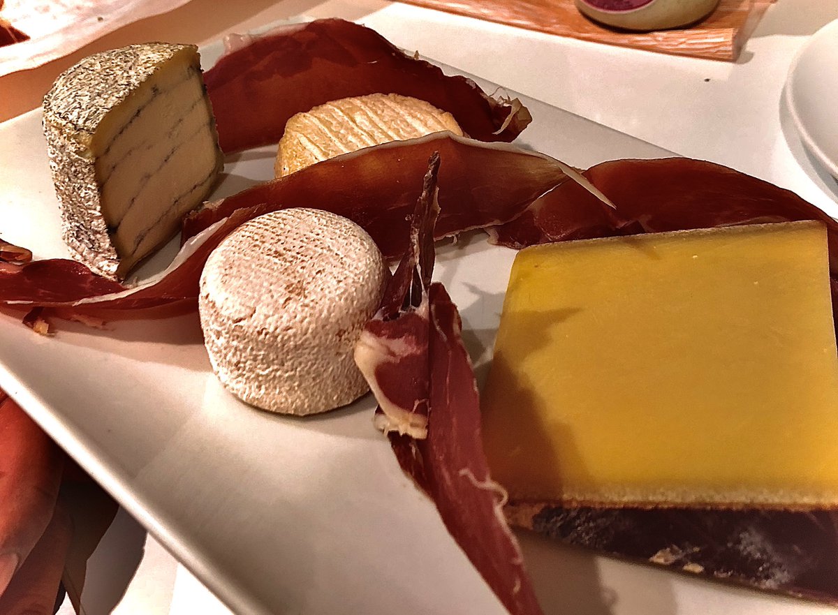 global_Xpr's tweet image. Dining in France isn&apos;t just a meal, it&apos;s a masterpiece !  

In 2010, the world recognized what we&apos;ve always known : French gastronomy isn&apos;t just about food, it&apos;s a living art. 🇫🇷 

#Starter #MainCourse #Cheese #Dessert
