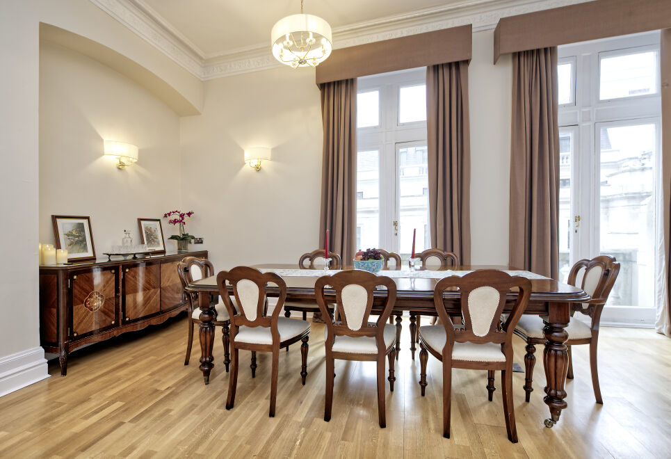 Step inside historical charm! This property has amazing features rooted in history, from the grandfather clock to the impressive flat entrance. Can you spot them all? 

See for yourself &amp; book a stay: eu1.hubs.ly/H06h6050 

#shorttermlet #shorttermrental #airbnb