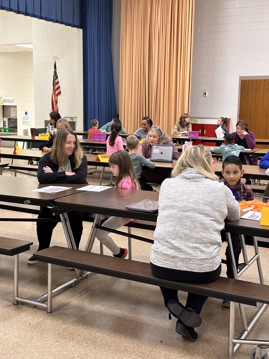 TomekaLove3's tweet image. ⁦@RBESRoadrunners⁩ faculty, staff, &amp;amp; ⁦⁦@BattlesRichelle spent their morning supporting K-2 students as they discussed their winter benchmark assessment goals. Day 1 Data Talk was a success! #studentled#