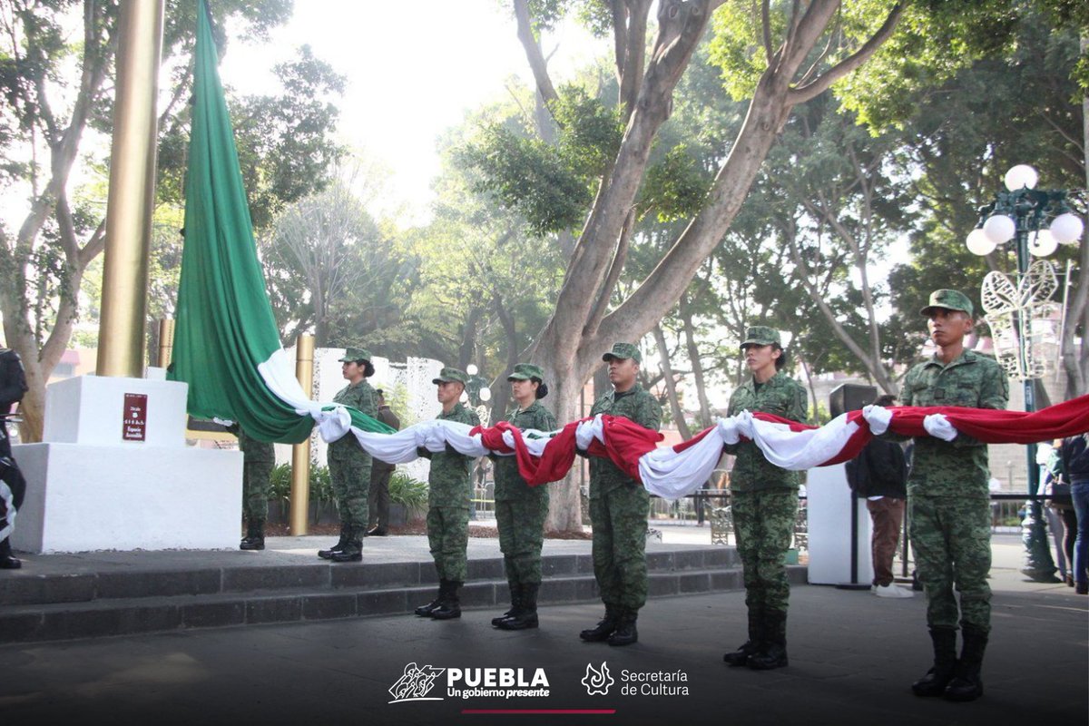 CulturaGobPue's tweet photo. #SomosCultura 🫶🏻 | El secretario @enriqueglockner acompañó al gobernador @SergioSalomonC en la Ceremonia Conmemorativa al 113 Aniversario del Inicio de la #RevoluciónMexicana 🇲🇽. 

Durante este evento, el presidente del Patronato de la @fundacionserdan, Máximo Serdán, hizo entrega de la primer medalla 🥇 #CarmenSerdán a la bailarina @ElisaCarrilloC, por su trayectoria artística en beneficio de la promoción y difusión cultural.