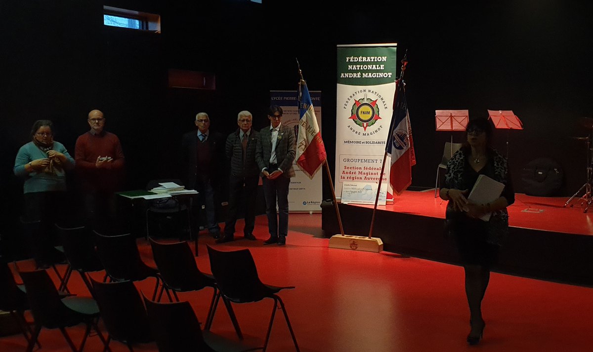 Edef_Clermont's tweet photo. Remise de chèque par @FNAMAuvergnGR71 au Lycée Pierre-Joël Bonté Riom dans le cadre de la remise des diplômes aux élèves promotion 2022-23
La Fédération Nationale André Maginot #FNAM a financé le voyage mémoriel des 3è PPau lieu de mémoire du Chambon-sur-Lignon 
@c_carnevilliers https://t.co/ctY87ahAXh