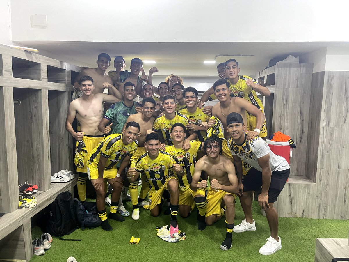 Cantera_DTFC's tweet image. #CanteraDTFC | #S20 | #8vos | [⏱️90+5'] | #TAC 3-1 #PFC | 🔚⚽ ¡FINAAAAL! Soberbio triunfo de la Sub-20, para consolidar la jornada perfecta del bloque alto, avanzando las tres categorías a los cuartos de final 🥳🔝

#VamosTáchira 💛🖤