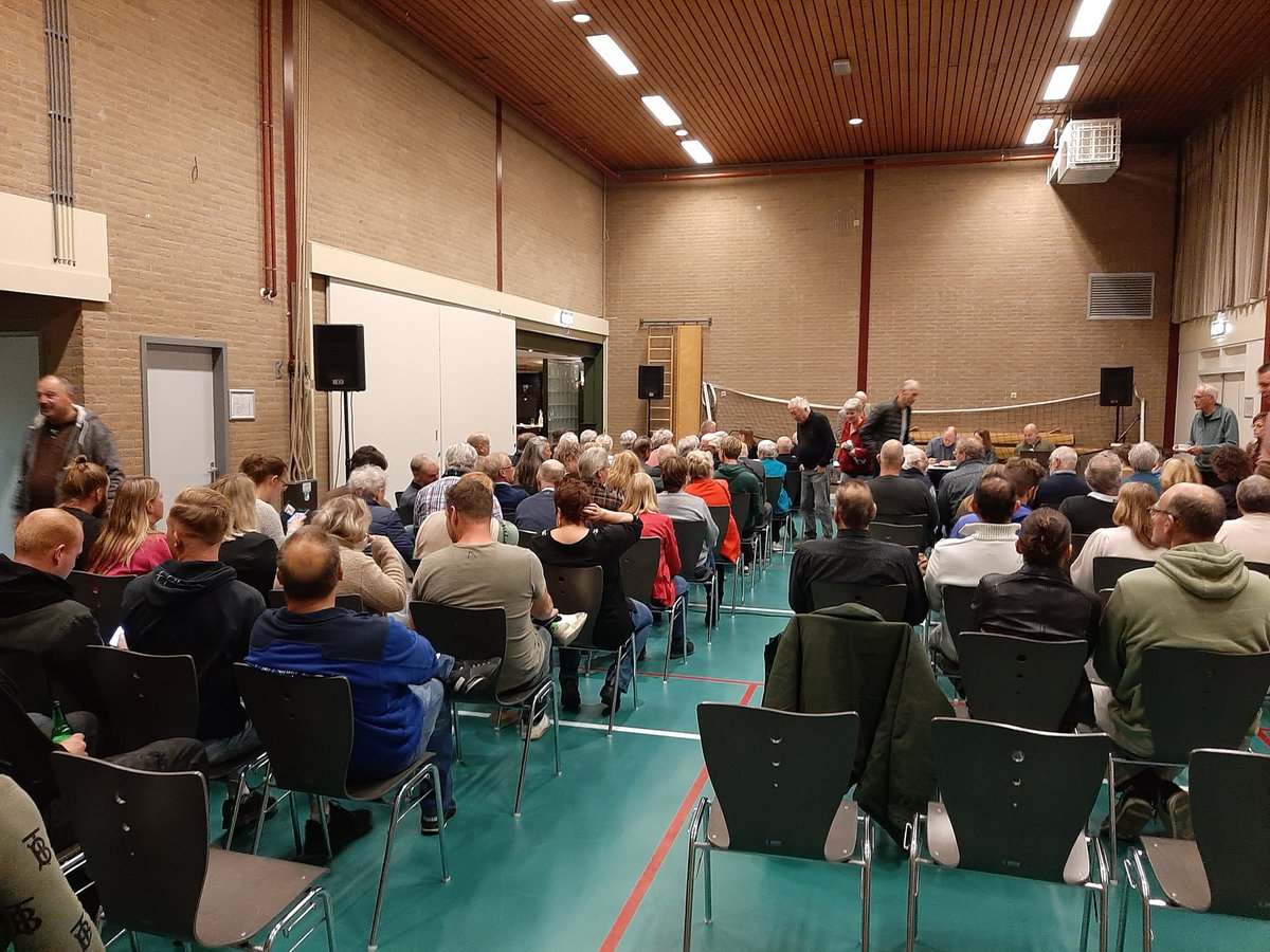 Vanavond bij de Dorpsvisie van Kedichem zijn <a href="/HvdbergLeerdam/">Hans van den Berg</a>  en <a href="/AlpacafarmVHL/">alpacafarm Vijfheerenlanden</a> aanwezig, en is wel heel druk bezocht met uitleg van de de <a href="/5heerenlanden/">Gemeente Vijfheerenlanden</a>