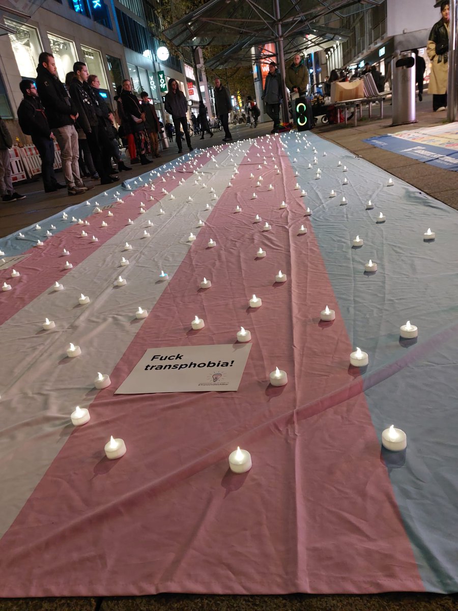 JankaKluge's tweet image. Bei der Gedenkstunde zur Erinnerung an die ermordeten und getöteten trans Menschen 2022/2023 wurden ihre Namen verlesen.
Bei jedem Namen wurde eine kleine elektronische Kerze auf eine riesengroße Transfahne gestellt.
Am Ende brannten 320 Kerzen.
RIP