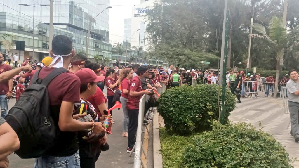 Solo Trujillanos (@solotrujillanos) on Twitter photo 📸 La <a href="/SeleVinotinto/">La Vinotinto</a> está saliendo en vuelo charter desde la isla de Margarita🇻🇪
Mientras en Lima 🇵🇪 sigue llegando público Venezolano a las afueras del hotel.
Es cuestion de minutos para que la calle esté cerrada por completo 👏 📸 La <a href="/SeleVinotinto/">La Vinotinto</a> está saliendo en vuelo charter desde la isla de Margarita🇻🇪
Mientras en Lima 🇵🇪 sigue llegando público Venezolano a las afueras del hotel.
Es cuestion de minutos para que la calle esté cerrada por completo 👏