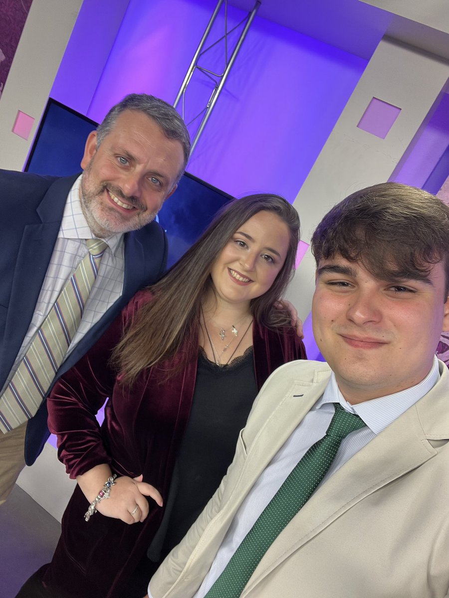 🟣¡Todo listo en plató! 

Ya estamos con nuestra invitada <a href="/mdelvallemontes/">Maria del Valle Montes Franco</a> Pregonera de la Juventud Cofrade de Cádiz 2024 que nos hablará todo lo relacionado con su pregón, nombramiento y vida cofrade 

¡A las 21:00 comenzamos! <a href="/7TVCadiz/">7 TV Cádiz</a>