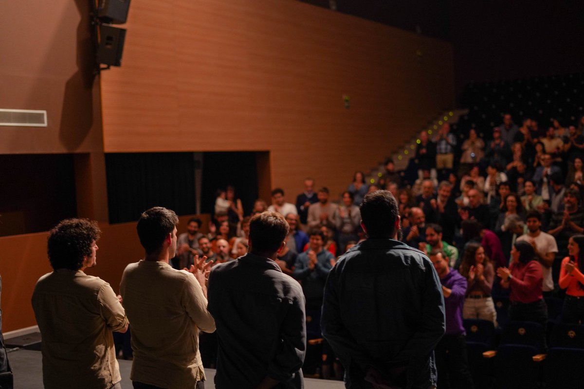 Un lujo promover el talento joven de Mairena desde el Área de Juventud y brindarles los recursos municipales que se merecen. Ayer <a href="/libertadgarbanz/">Lalibertaddelgarbanzo</a> estrenó delante de casi 300 personas "Temporal". Música, cultura y juventud en Mairena. Buenísima mezcla, orgullo ❤️🎸💥