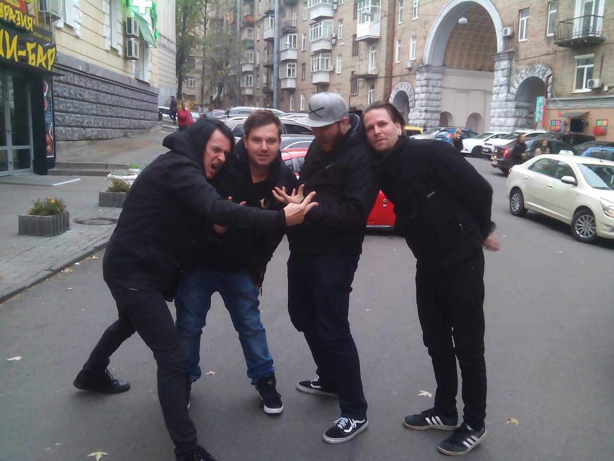 cands_music's tweet image. 𝗩𝗼𝗿 𝟲 𝗝𝗮𝗵𝗿𝗲𝗻... @PYOGENESIS1 🇩🇪 auf den Strassen von Kiew 🇺🇦

#pyogenesis #akingdomtodisappear #tour #igniscreatio #exclusive #special #show #dayoff #sleepallday #rockthenight #flo #gizz #malte #jan #thilo #khreshchatyk #zdorovenkibuly #kyiv #Ukraine️