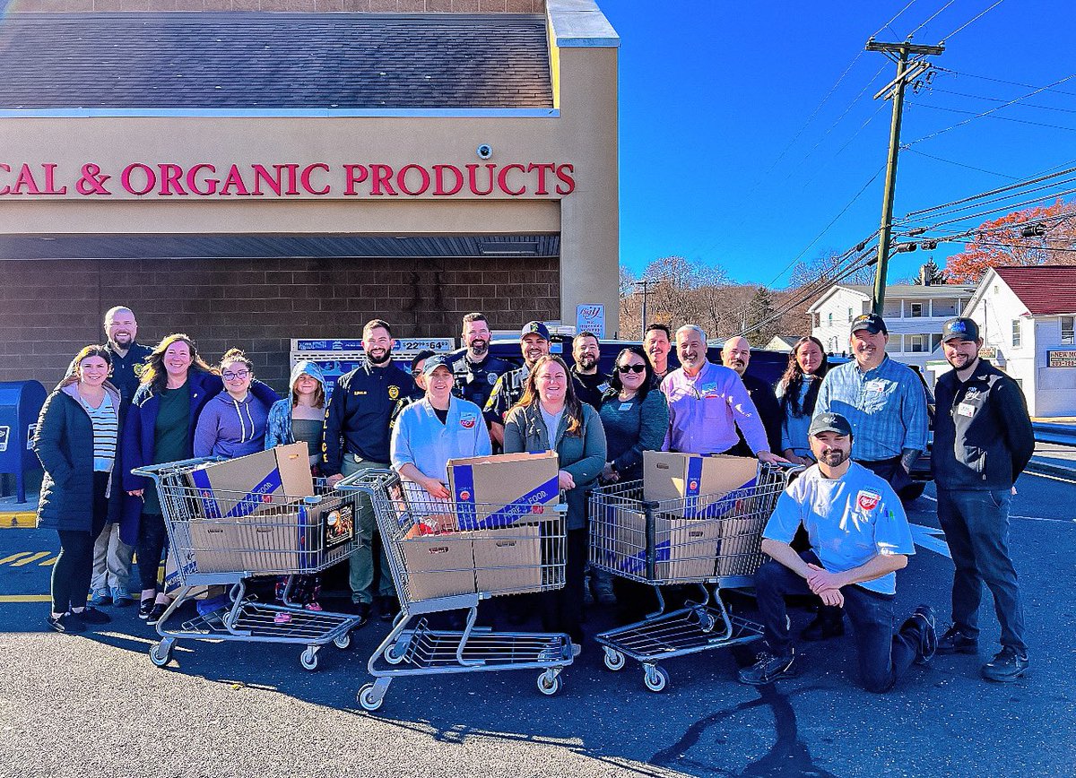 Naugy_PD's tweet photo. Together members of #teamNPD and @naugatuckyouthservices , along with a generous donation from @bigyfoods packaged turkeys and all the fixings together for families in the Borough to enjoy this holiday! 🦃🍴 https://t.co/ymaBVzIjhI