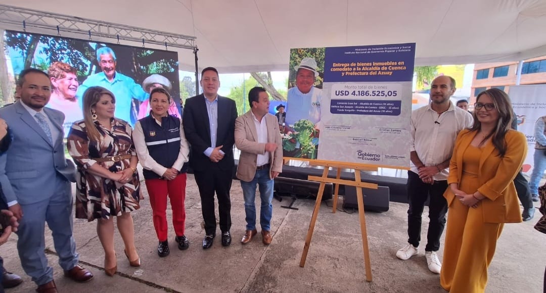 👨‍🌾💚 ¡#900DíasJuntos impulsando la economía popular! 

A través del <a href="/IEPS_Ec/">IEPS Ecuador 🇪🇨</a>, hoy se realizó la entrega de inmuebles y predios en comodato a <a href="/AzuayPrefectura/">Prefectura del Azuay</a> y <a href="/MunicipioCuenca/">Municipio Cuenca</a>, todos avaluados en más de USD 4️⃣ millones.

💪🏼 ¡Así garantizamos espacios dignos a los emprendedores!