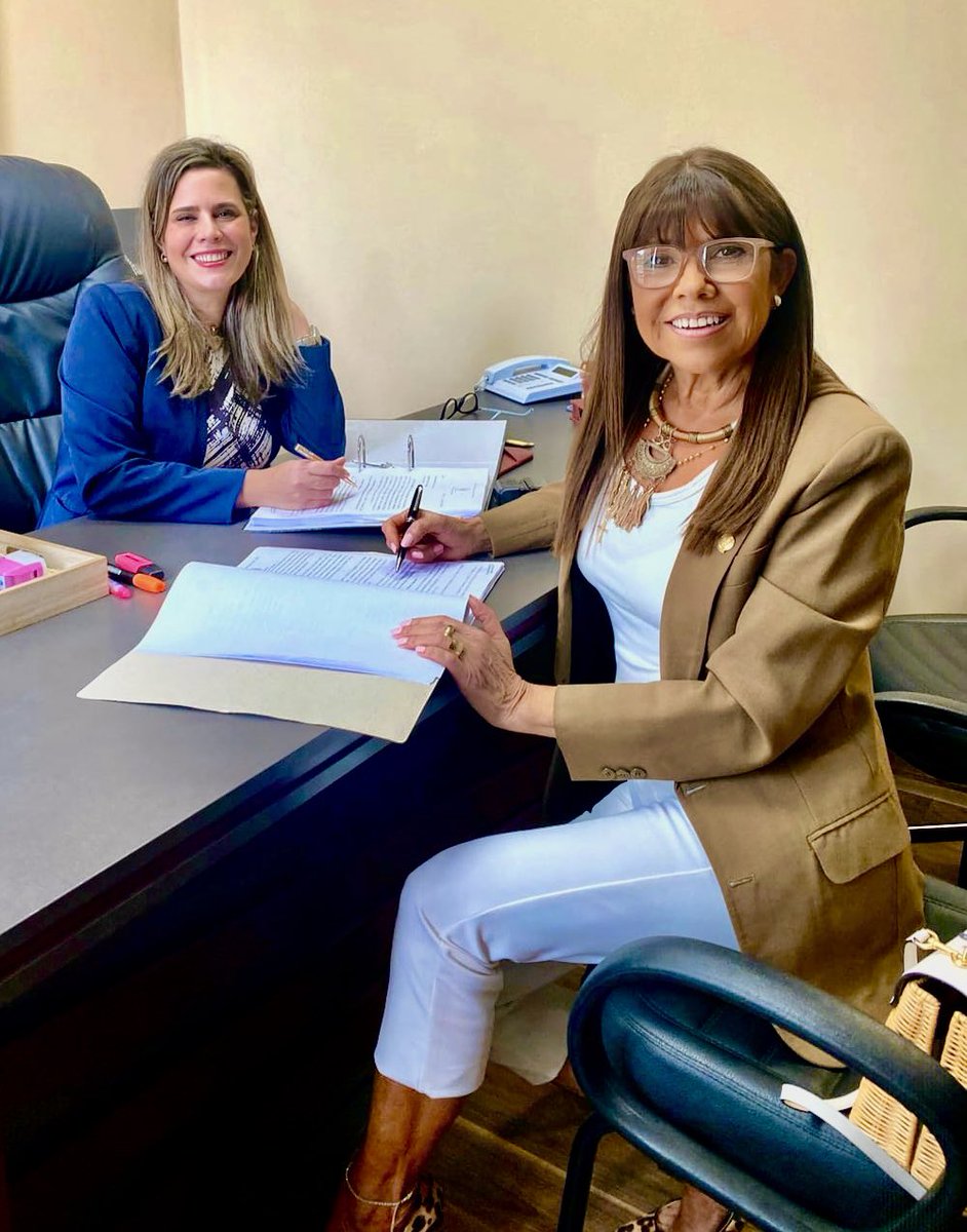 CelesteSenadora's tweet photo. Hoy @KattyaGonzalez9 y yo firmamos el Libelo
Acusatorio y pedido de tratamiento de pérdida de investidura para Hernan Rivas. 

Como siempre las enemigas íntimas 😂 las locas del congreso. 

Hay que hacer lo que hay que hacer. Contra el mundo si el mundo se opone. https://t.co/vCC9knTqzp