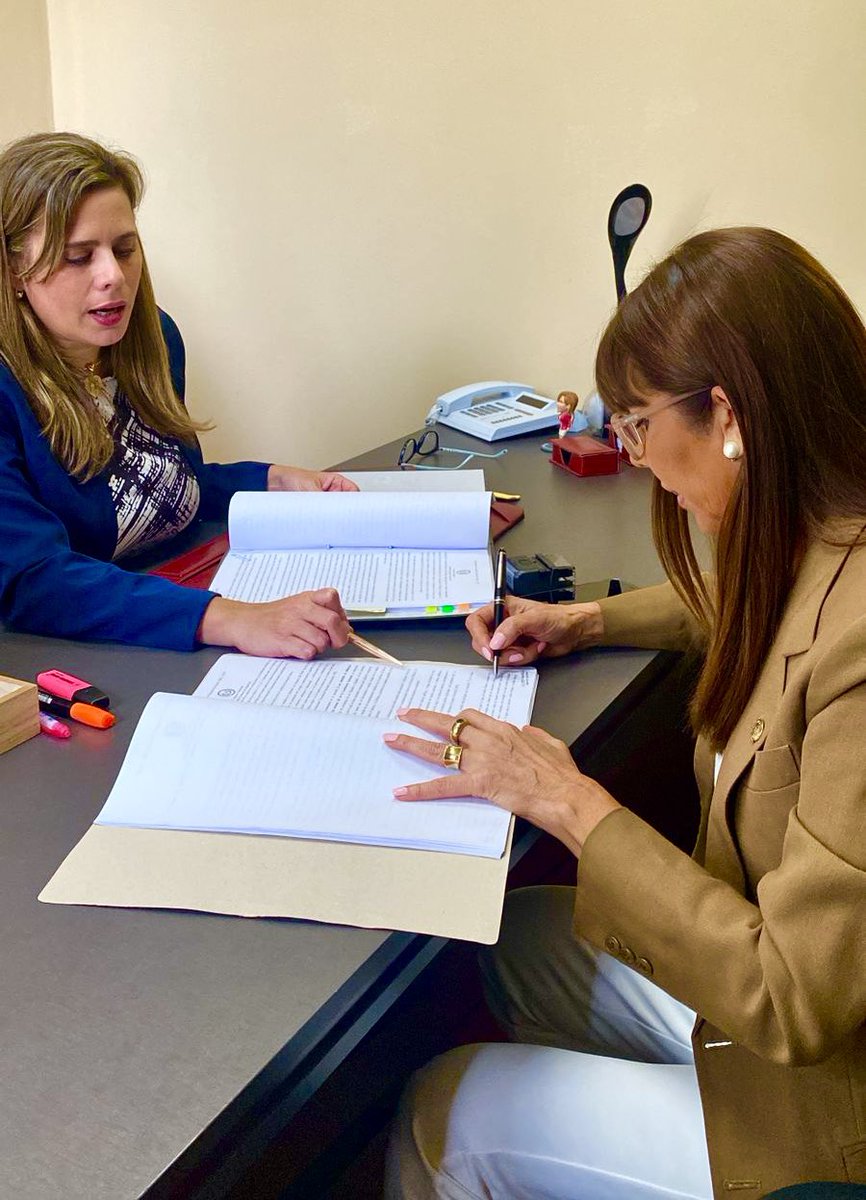 CelesteSenadora's tweet photo. Hoy @KattyaGonzalez9 y yo firmamos el Libelo
Acusatorio y pedido de tratamiento de pérdida de investidura para Hernan Rivas. 

Como siempre las enemigas íntimas 😂 las locas del congreso. 

Hay que hacer lo que hay que hacer. Contra el mundo si el mundo se opone. https://t.co/vCC9knTqzp