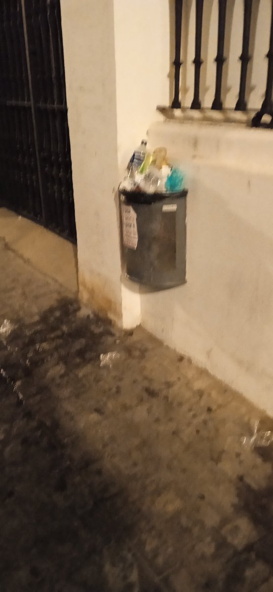 Por mucho que cambiemos de color político, Cádiz sigue igual de sucio.