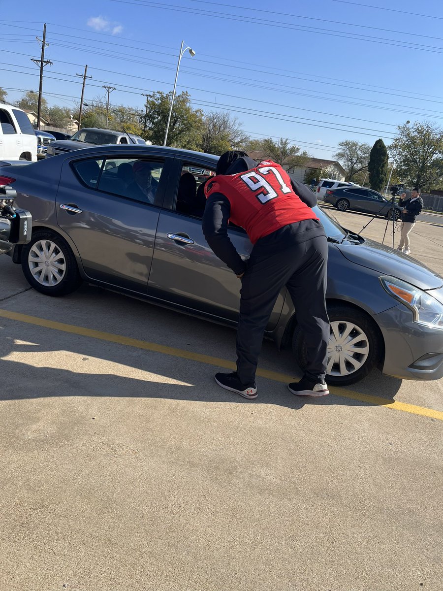 TexasTechPD's tweet photo. Such a great Thanksgiving treat! @Tbradford97 and his teammates with the Texas Tech Football team gave out a lot of turkeys to help out the Lubbock community! #giveback #lubbockcommunity https://t.co/ZJB9qW8kDc