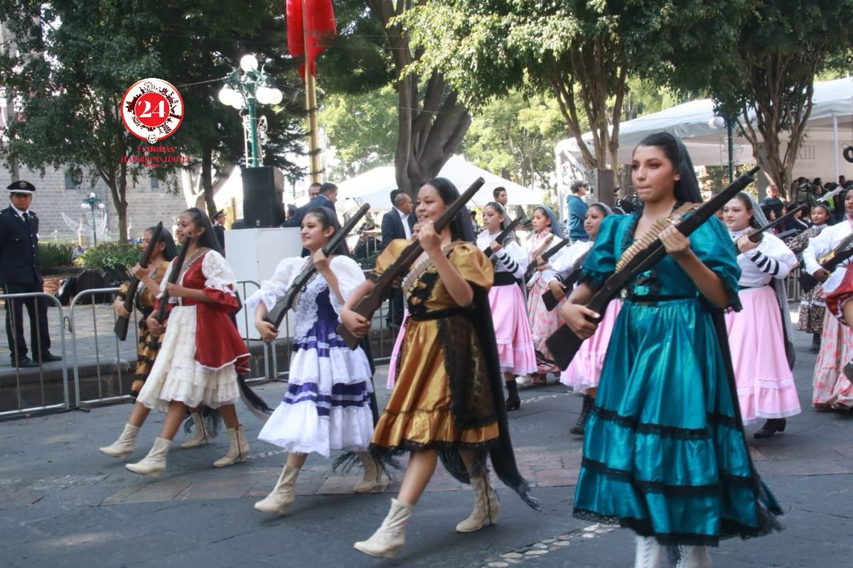 24HorasPuebla's tweet photo. Lleno de color, música y tradición se llevó acabo el Desfile Conmemorativo del 113 Aniversario de la #RevoluciónMexicana por las calles de #Puebla 🤩🇲🇽🎊

Photoshooter @JimmyCid1 📸 https://t.co/OFL7KHXteb
