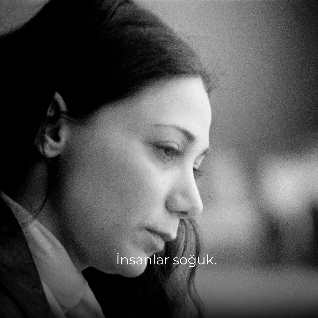 "Soğuk olan hava değil mahsun. İnsanlar soğuk. Hayat çok soğuk. Keşke bu kadar soğuk olmasaydı da dünya, sen de bu kadar üşümeseydin."

🎬 : Tabutta Rövaşata (1996), Derviş Zaim