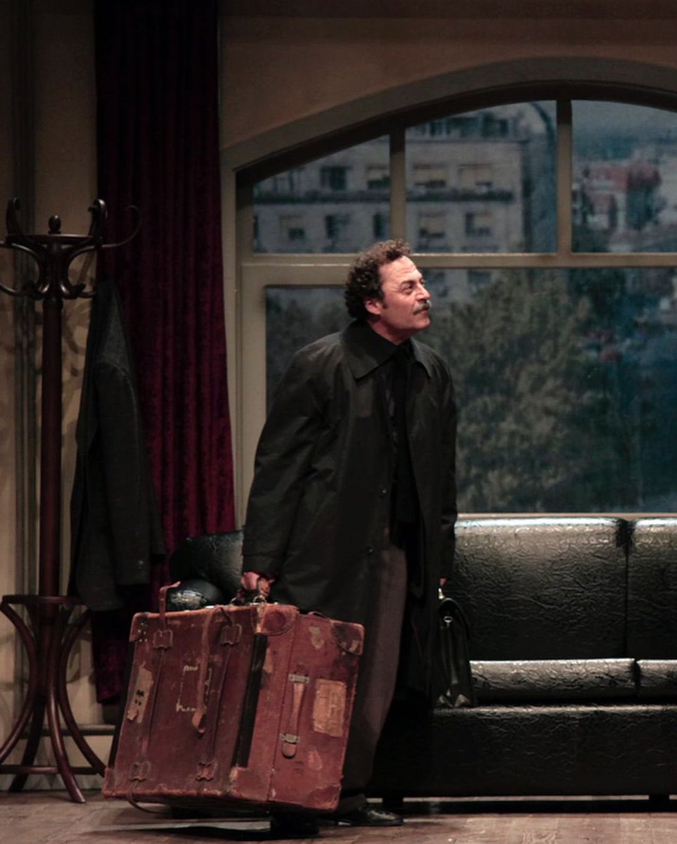 İstanbul Devlet Tiyatrosu oyunu “Profesyonel”in başrollerinden Bülent Emin Yarar; gizli polis Luka Laban rolüyle, 2010 yılında Afife Tiyatro Ödülleri’nde Yılın En Başarılı Erkek Oyuncusu ödülüne layık görülmüştü. #UnutulmazKarakter

#paribu #paribucom