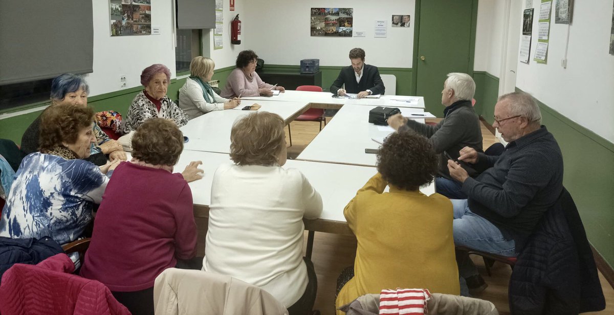 PPAytoVLL's tweet photo. 🔵 Nuestros concejales han mantenido hoy nuevas reuniones con las asociaciones vecinales de la ciudad.
▶️@Ohara911 ha conversado con representantes de la Asociación de Vecinos #ParqueAlameda
▶️@Rodriniga ha escuchado a la Asociación de Vecinos #Pilarica
#ValladolidEntreTodos https://t.co/gwZGUpX3Yw