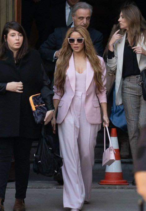 rthur013's tweet photo. Shakira después de pagar 7 millones de euros de impuestos...
//////////////////////////
Yo, después de pagar mi tarjeta de credito... https://t.co/m8rVhK5lZq