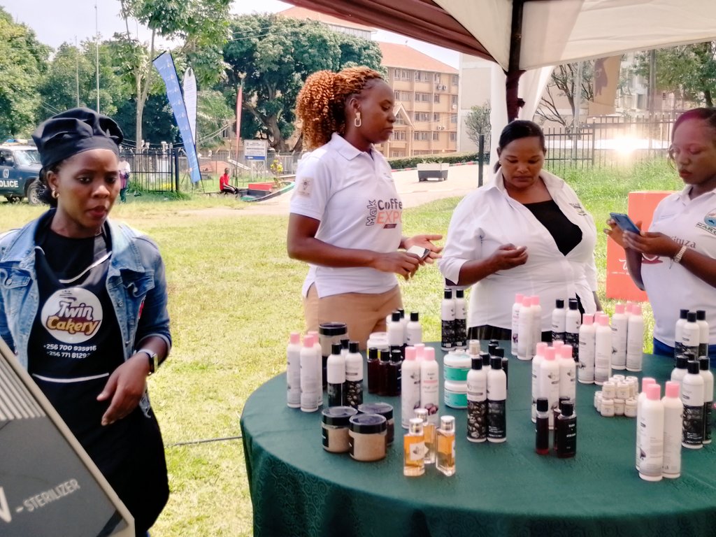 NaCORIUganda's tweet photo. The first-ever Coffee Xperience captured on camera. Thank you our partners
@Mak_EOC
@Mak_EOC #MakEntStudentsExpo2023
#Riham
#NileChocolates 
#Rolex Intiatives 
#Nzuri Saloon https://t.co/G4GtUxEwhO