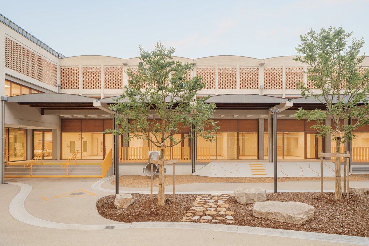 [EQUERRE D'ARGENT 2023] Lauréat catégorie Culture, jeunesse et sport :
Groupe scolaire et établissement d'accueil de jeunes enfants à Lyon (Rhône), par Vurpas Architectes
Maîtrise d’ouvrage : SPL Lyon Confluence
#AMCarchi #teamarchi #Equerredargent #Equerre2023