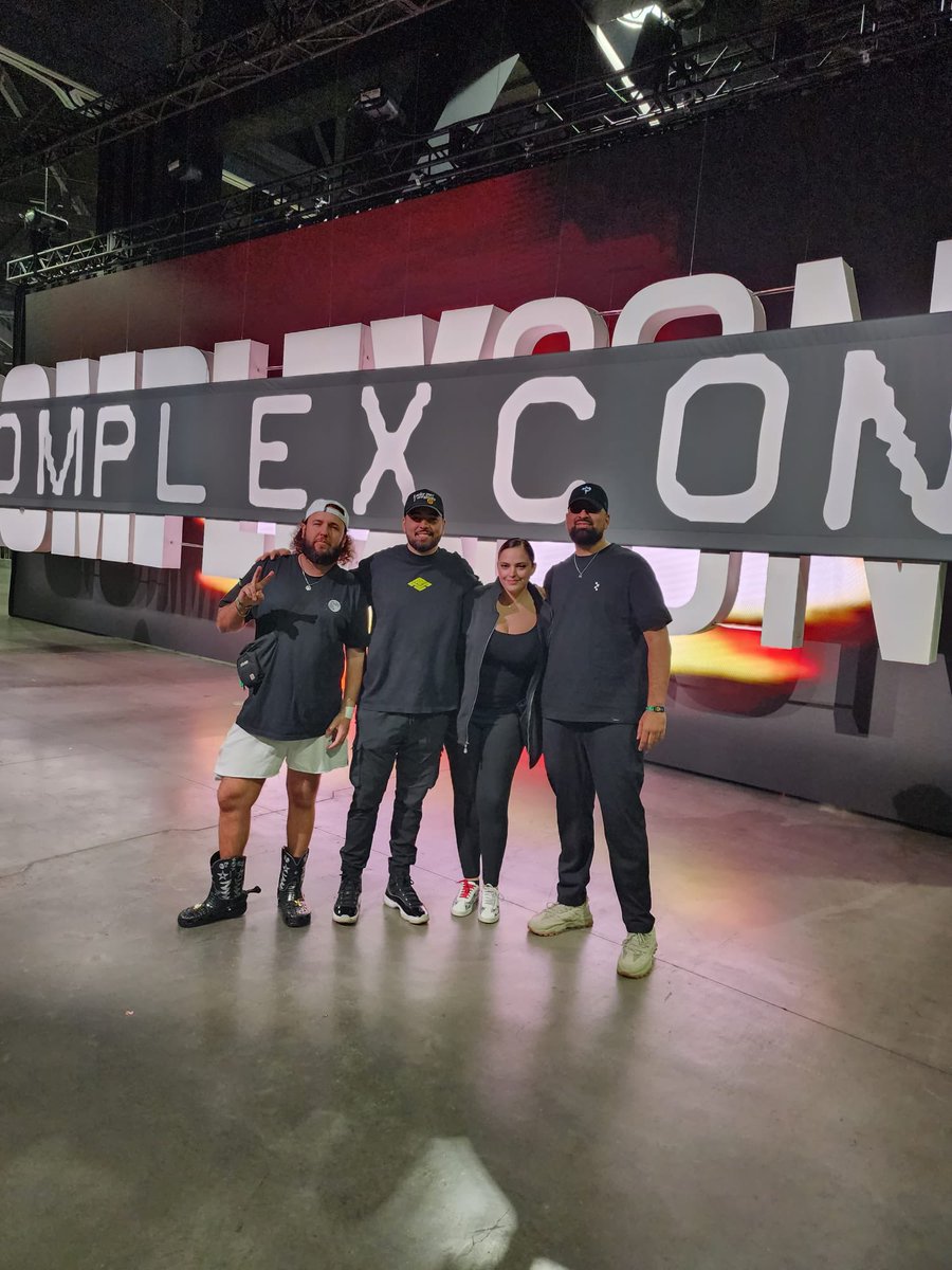 MrPinkSol's tweet image. Yesterday was a dope day with the homies 

@MediaGiraffes thank you for the hospitality! @MrsPinkSol and @sunnymaanz always a great time!
FFCC Family 💛🖤

The vision is crazy now, met some really dope people and artists! #ComplexCon 

Going to do anything possible to get a booth…