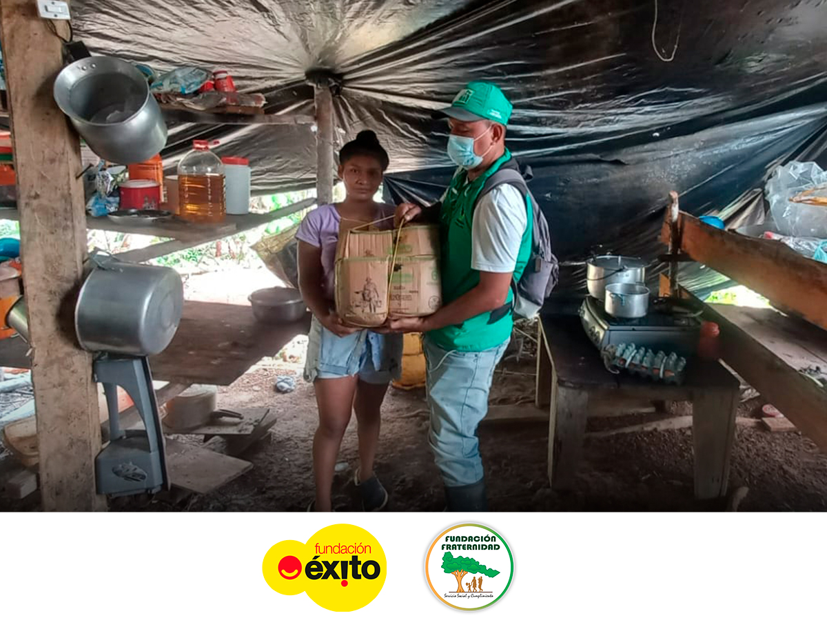 FunFraternidad's tweet photo. En Putumayo un total de 200 familias se benefician de los alimentos entregados por la Fundación Éxito y la Fundación Fraternidad como institución aliada para combatir la desnutrición crónica en la niñez de nuestro Pais.

@Fundacion_Exito
#ConLasGoticasNutrimosVidas https://t.co/gCyK9L7Djb