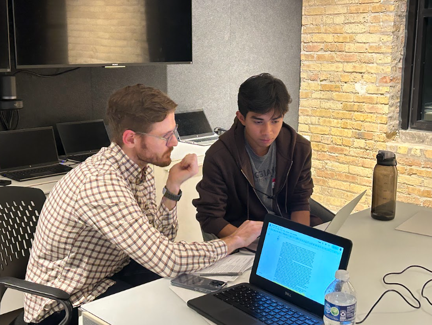 CollPossibleCHI's tweet photo. Last week, we were excited to welcome College Possible Chicago high school seniors to our office for scholarship night! Students worked with staff and volunteers to draft and fine-tune their scholarship essays. Huge thank you to our volunteers for lending their expertise! https://t.co/KQ6VkXFkhM