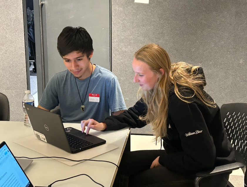 CollPossibleCHI's tweet photo. Last week, we were excited to welcome College Possible Chicago high school seniors to our office for scholarship night! Students worked with staff and volunteers to draft and fine-tune their scholarship essays. Huge thank you to our volunteers for lending their expertise! https://t.co/KQ6VkXFkhM